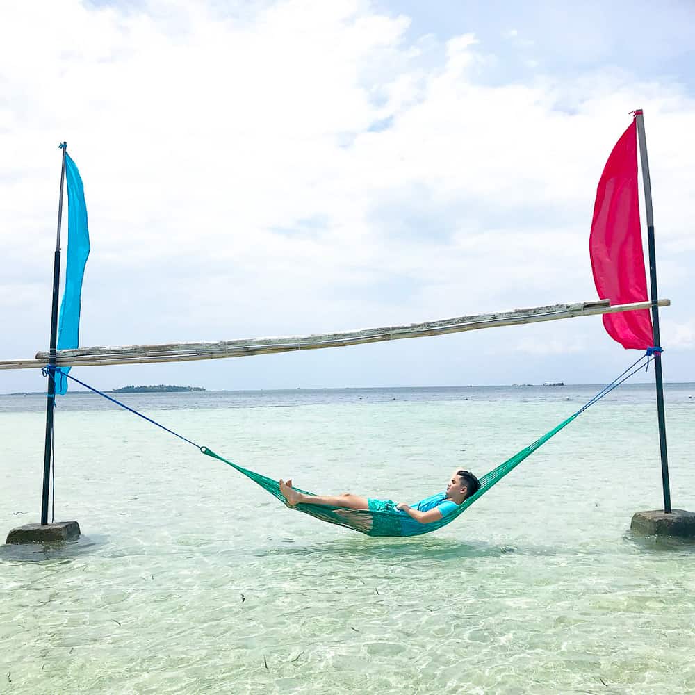 ナルスアン島でハンモックに揺られてのんびり過ごす